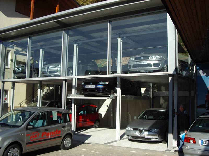 Installazione multipiano in struttura vetrata